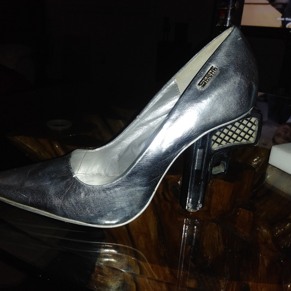 Shiekh pistol pumps